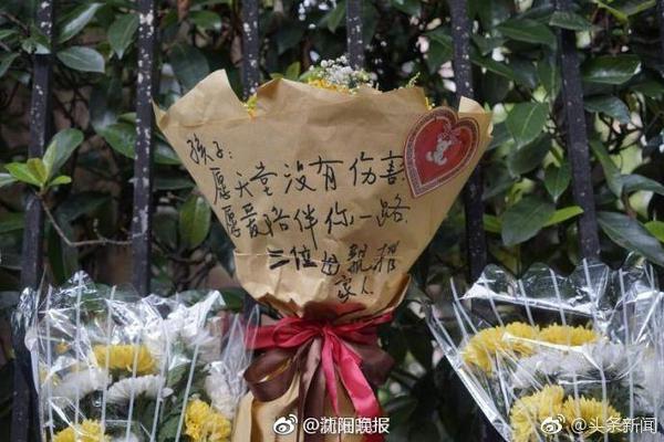 👍一中国球迷连脱6件穆雷球衣赤膊激情庆祝 引穆雷兴奋互动！